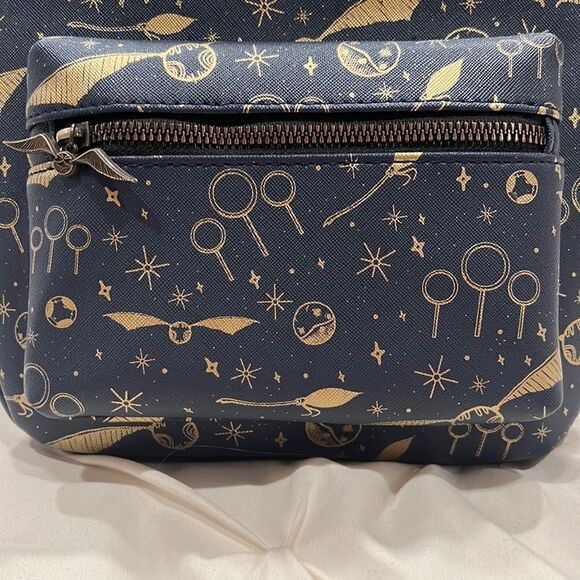 🎄 SALE! Wizarding World X Harry Potter Gold Quidditch Mini Backpack NWT Hogwarts - Picture 5 of 10